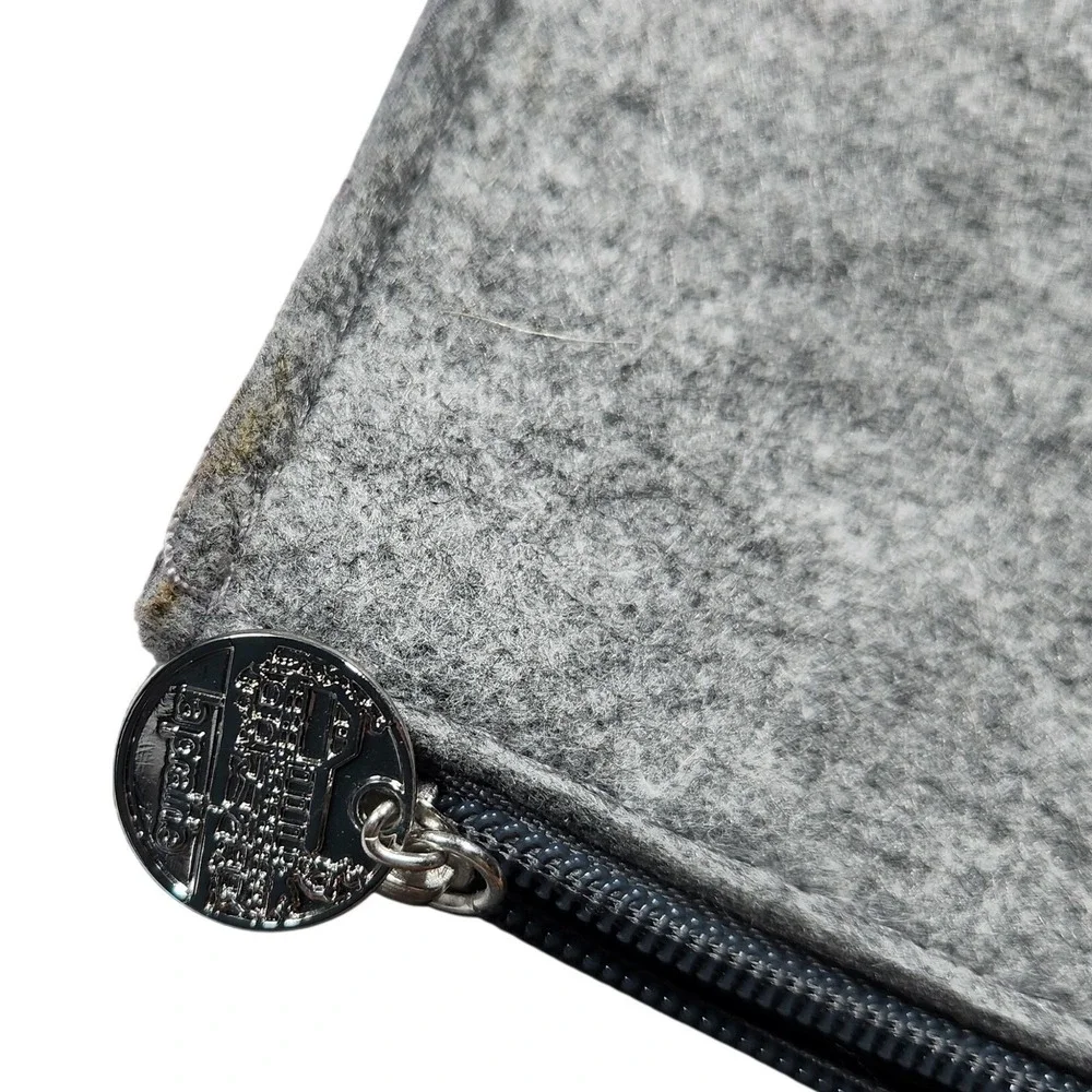 La Prairie Felt‎ and Faux Leather Cosmetic Clutch/Pouch Gray